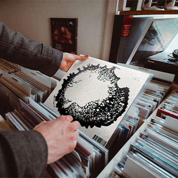 Mise en situation pochette vinyle cabale avec main